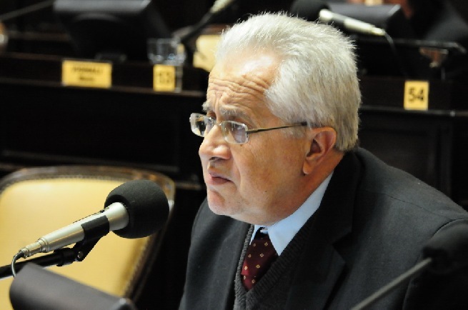 Ricardo Vago presentó un proyecto de ley para garantizar agua potable en las escuelas